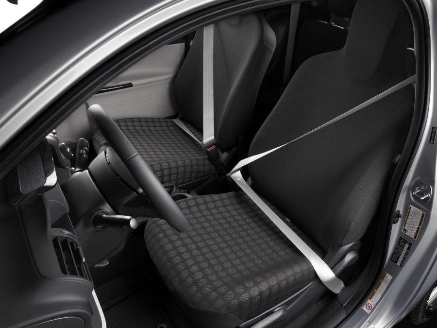 Интерьер Scion iQ 10 Series 2013 года  (фото 6 из 11)